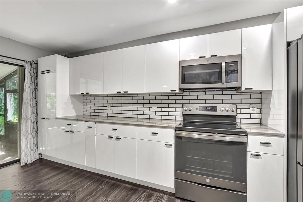 For Sale: $284,900 (2 beds, 2 baths, 1054 Square Feet)