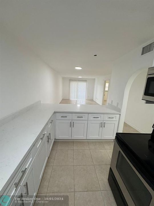 For Sale: $269,999 (2 beds, 1 baths, 945 Square Feet)