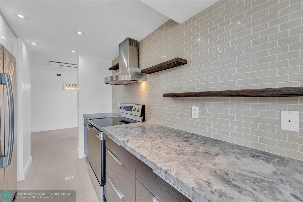 For Sale: $475,000 (2 beds, 2 baths, 1100 Square Feet)