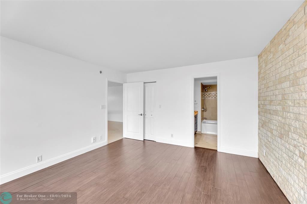 For Sale: $475,000 (2 beds, 2 baths, 1100 Square Feet)