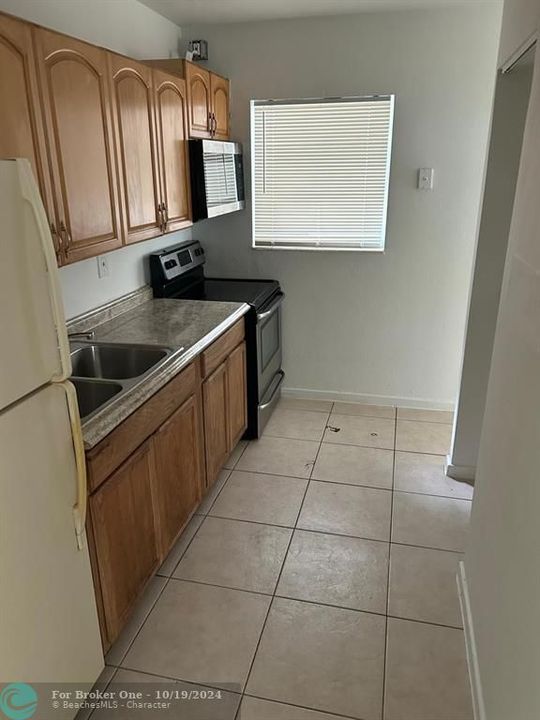 For Rent: $2,400 (3 beds, 0 baths, 941 Square Feet)