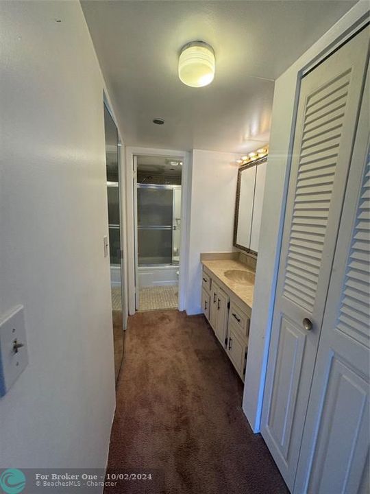 For Sale: $160,000 (1 beds, 1 baths, 900 Square Feet)