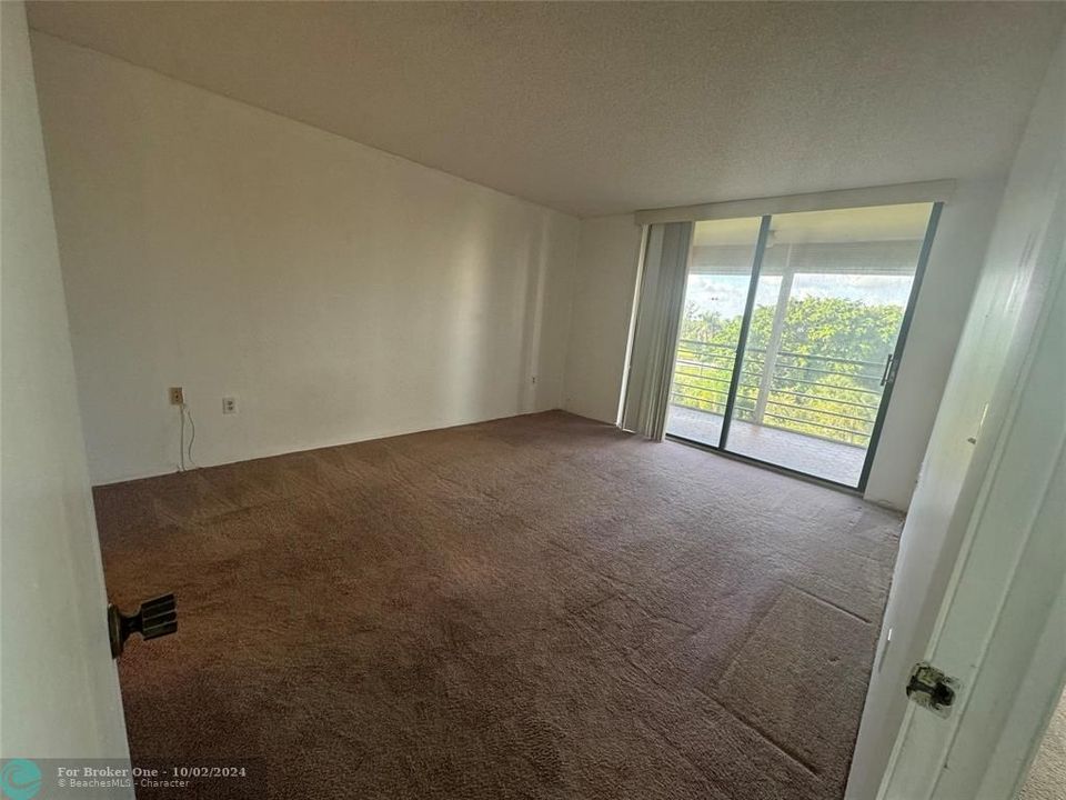 For Sale: $160,000 (1 beds, 1 baths, 900 Square Feet)