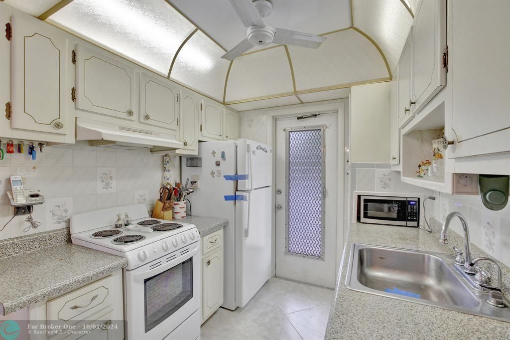 For Sale: $220,000 (1 beds, 1 baths, 640 Square Feet)