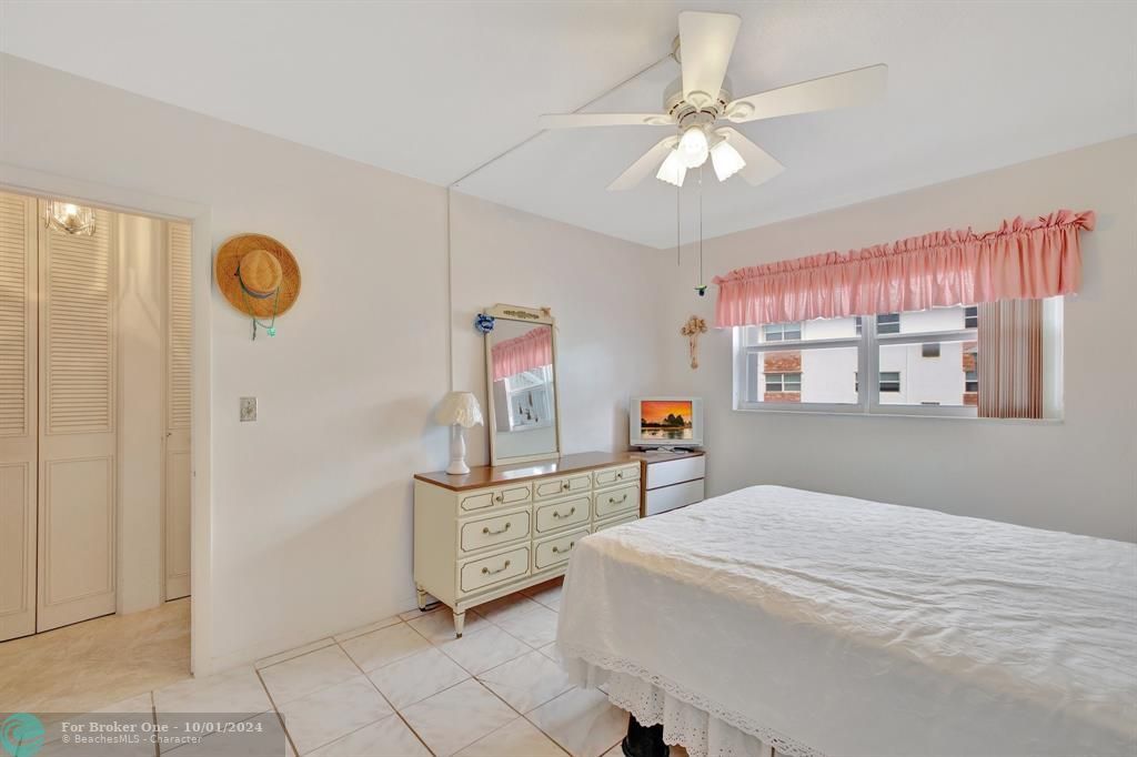 For Sale: $220,000 (1 beds, 1 baths, 640 Square Feet)