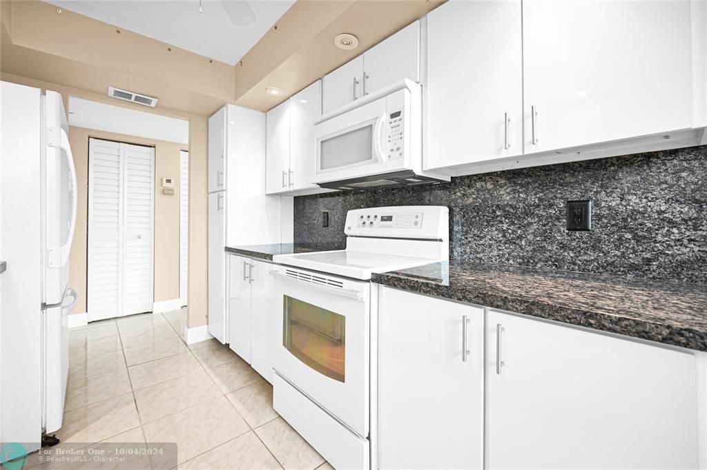 For Sale: $215,000 (2 beds, 2 baths, 1260 Square Feet)