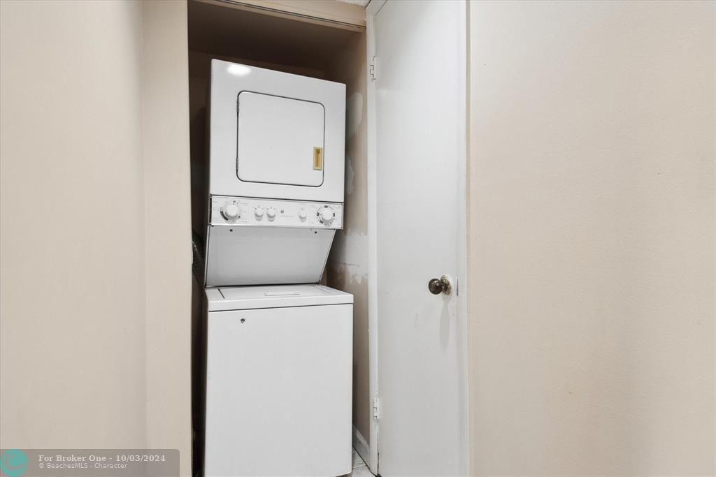 For Sale: $145,000 (1 beds, 1 baths, 808 Square Feet)