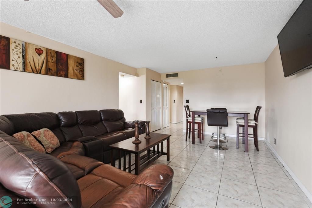 For Sale: $145,000 (1 beds, 1 baths, 808 Square Feet)