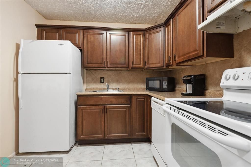 For Sale: $145,000 (1 beds, 1 baths, 808 Square Feet)