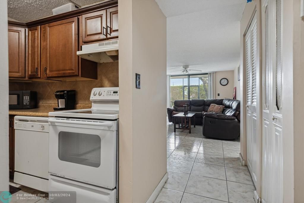 For Sale: $145,000 (1 beds, 1 baths, 808 Square Feet)