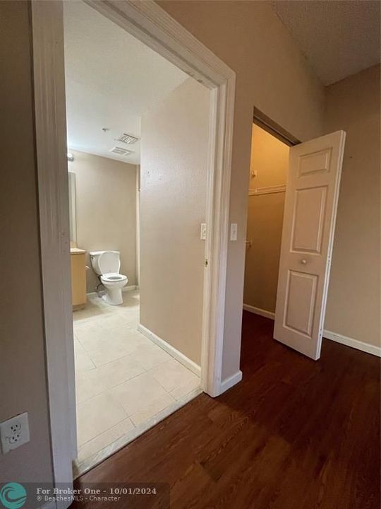 For Sale: $310,000 (1 beds, 1 baths, 667 Square Feet)