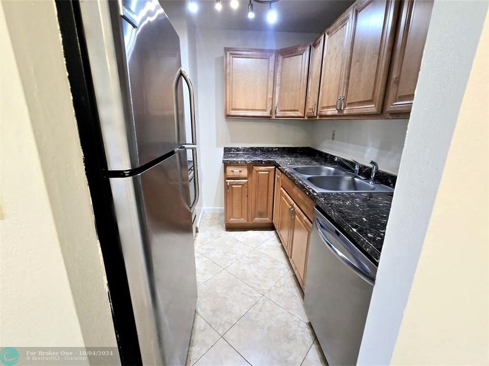 For Rent: $1,700 (2 beds, 1 baths, 708 Square Feet)