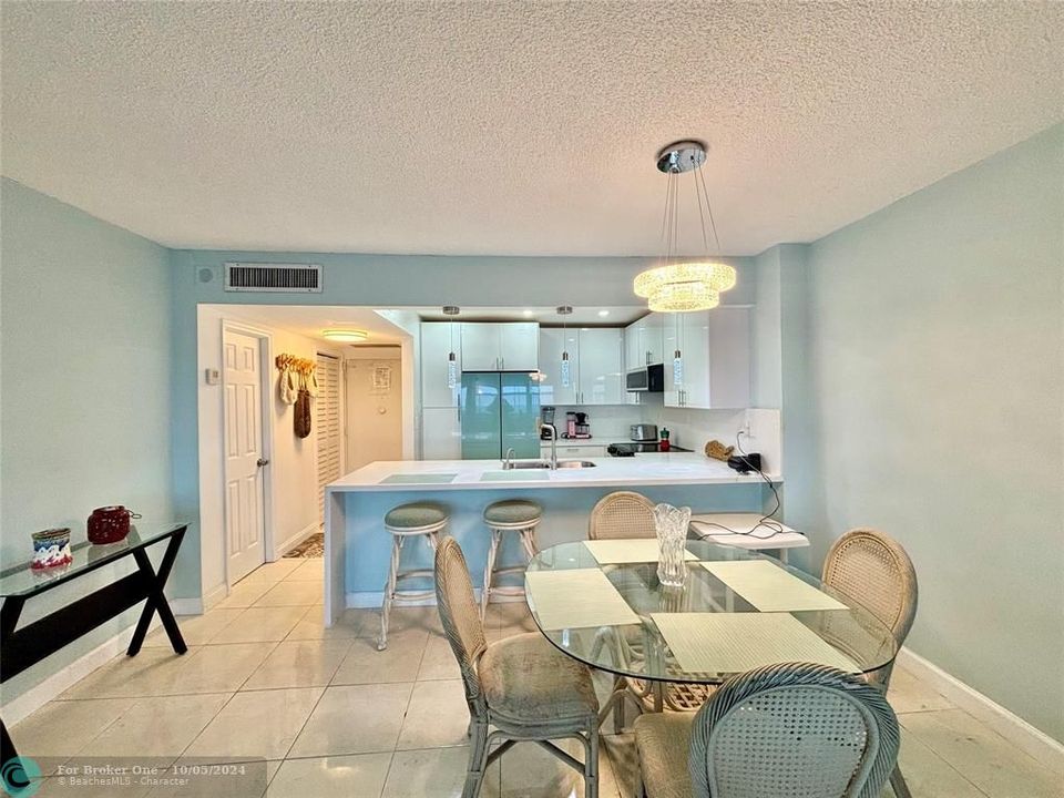 For Rent: $3,500 (1 beds, 2 baths, 883 Square Feet)