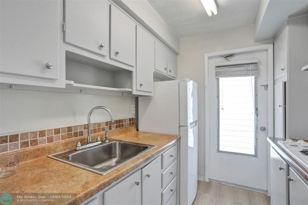 For Sale: $159,900 (1 beds, 1 baths, 624 Square Feet)