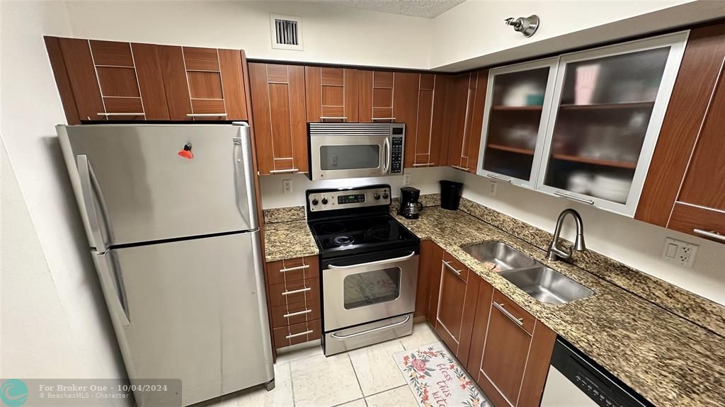 For Rent: $2,800 (2 beds, 2 baths, 1104 Square Feet)