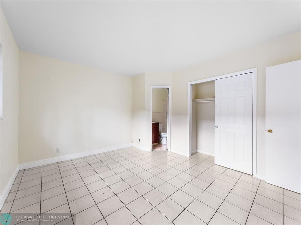 For Sale: $2,100 (2 beds, 2 baths, 910 Square Feet)