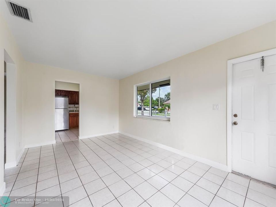 For Sale: $2,100 (2 beds, 2 baths, 910 Square Feet)