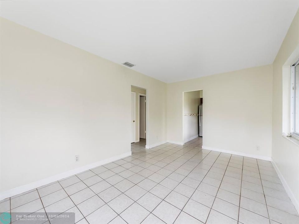 For Sale: $2,100 (2 beds, 2 baths, 910 Square Feet)