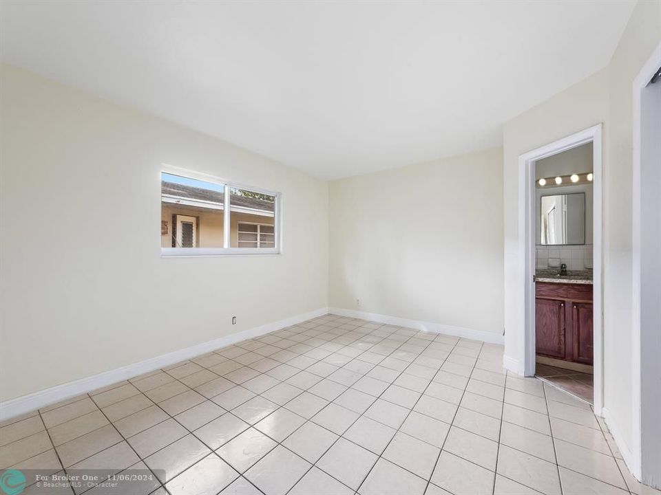 For Sale: $2,100 (2 beds, 2 baths, 910 Square Feet)