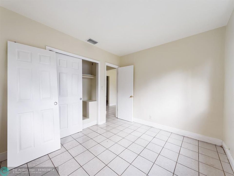 For Sale: $2,100 (2 beds, 2 baths, 910 Square Feet)