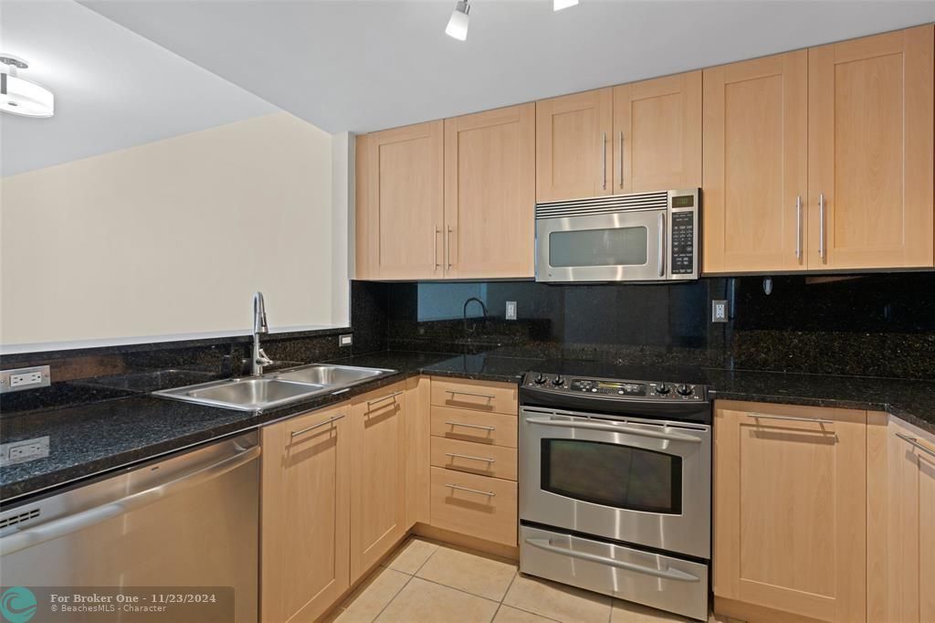 Active With Contract: $2,800 (1 beds, 1 baths, 800 Square Feet)