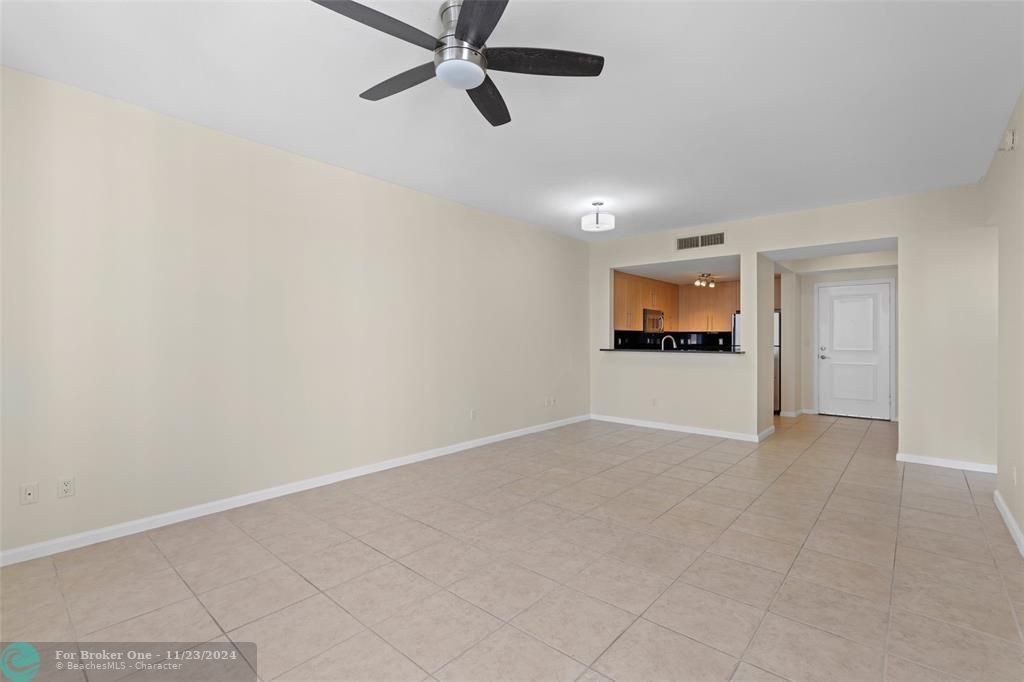 Active With Contract: $2,800 (1 beds, 1 baths, 800 Square Feet)