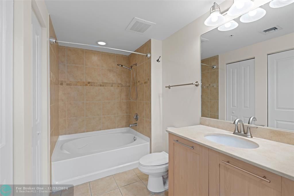 Active With Contract: $2,800 (1 beds, 1 baths, 800 Square Feet)