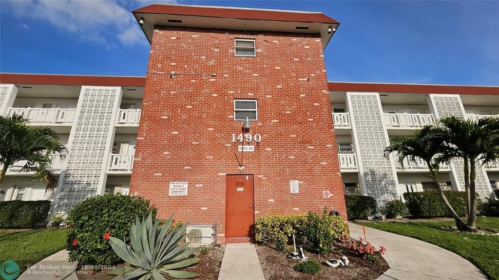 For Sale: $149,700 (2 beds, 2 baths, 950 Square Feet)