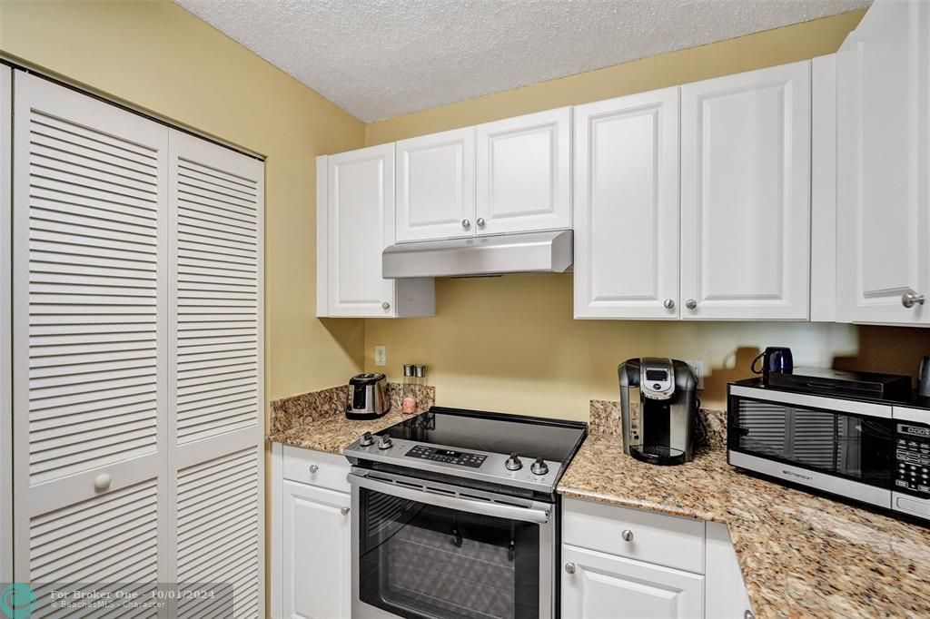 For Sale: $369,000 (2 beds, 2 baths, 1022 Square Feet)