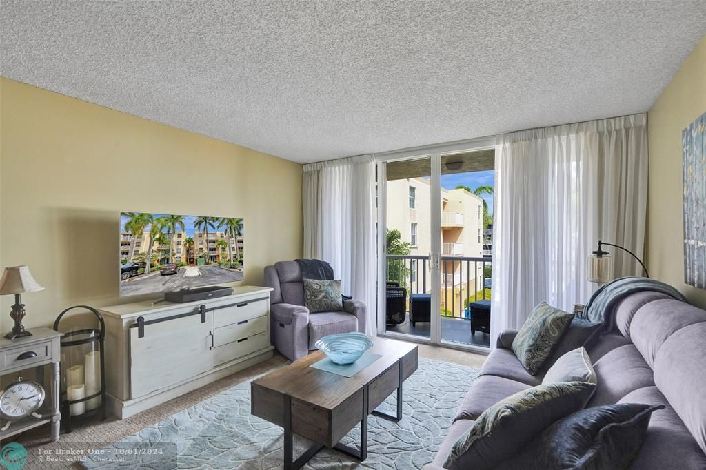 For Sale: $369,000 (2 beds, 2 baths, 1022 Square Feet)