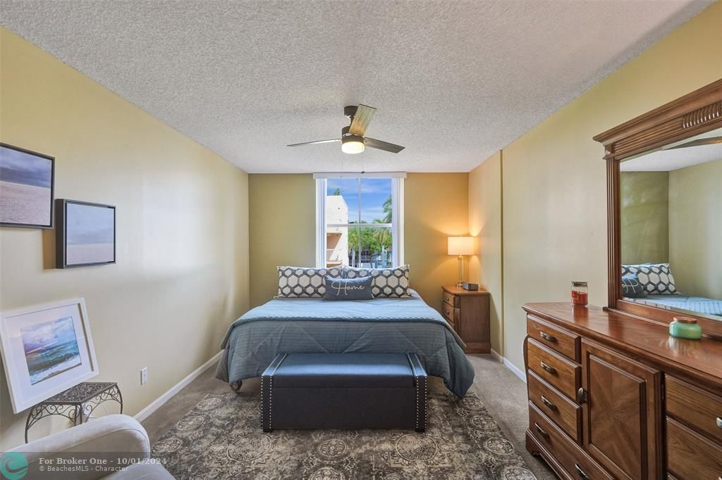 For Sale: $369,000 (2 beds, 2 baths, 1022 Square Feet)