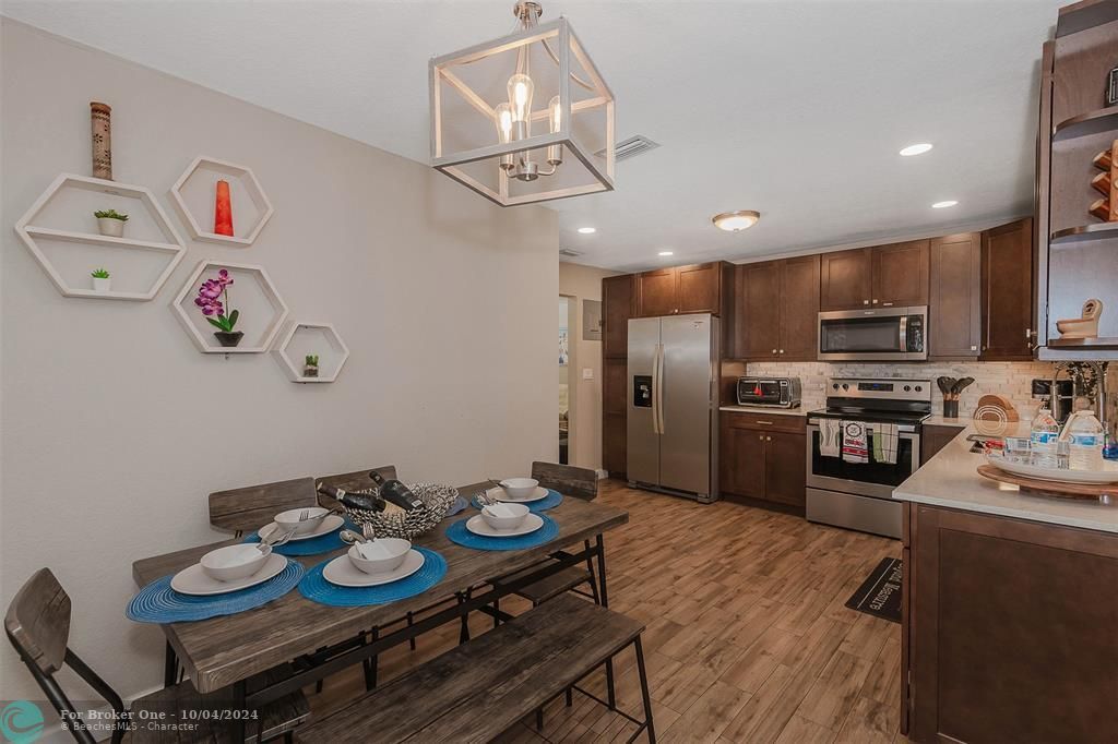 For Sale: $450,000 (2 beds, 1 baths, 856 Square Feet)