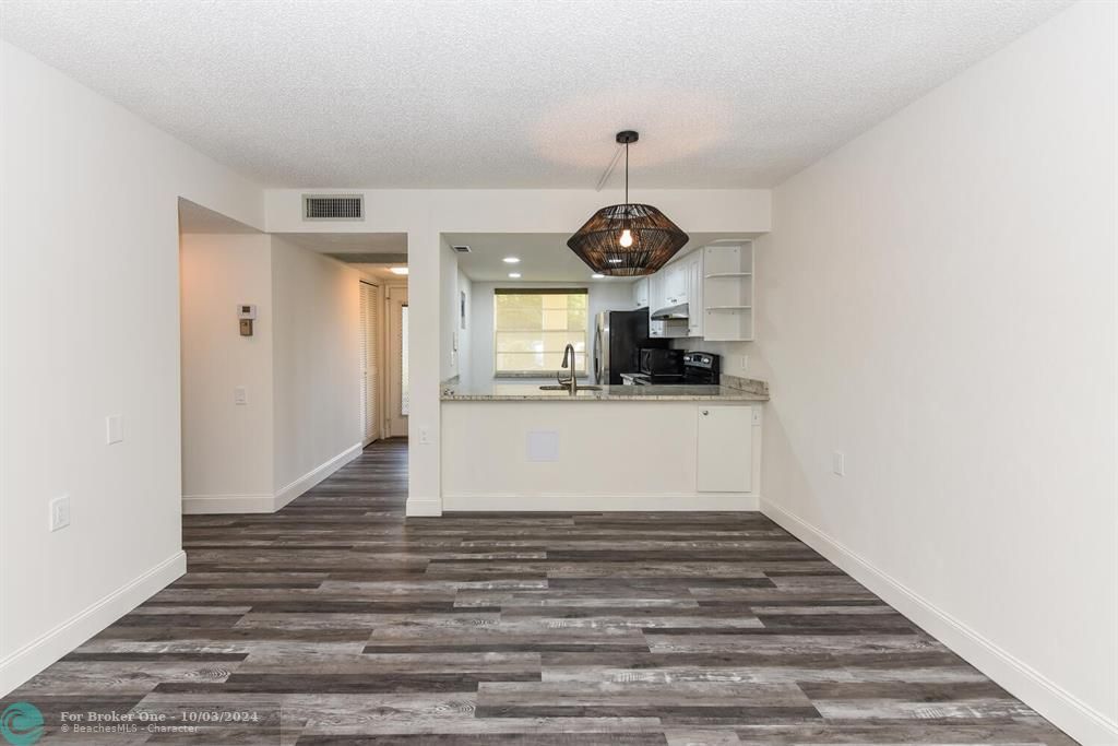 For Sale: $174,900 (2 beds, 2 baths, 938 Square Feet)