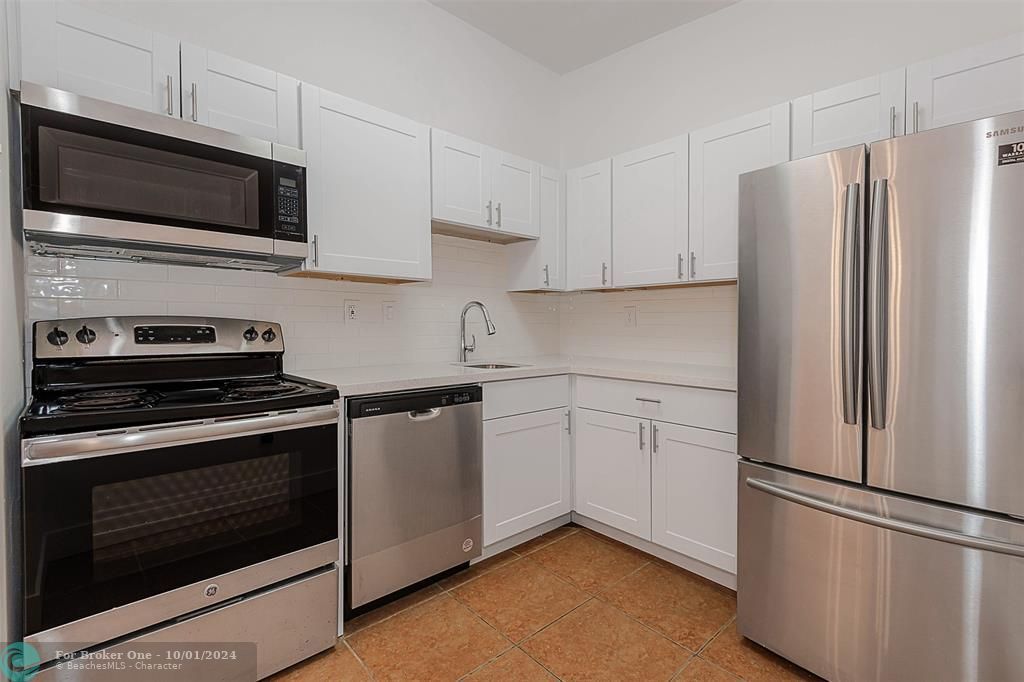 For Sale: $249,900 (2 beds, 2 baths, 870 Square Feet)