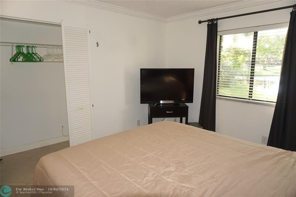 For Rent: $2,500 (2 beds, 2 baths, 957 Square Feet)