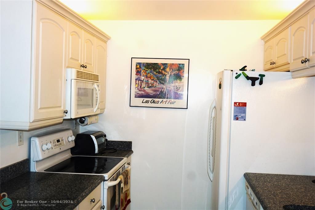 For Rent: $2,500 (2 beds, 2 baths, 957 Square Feet)