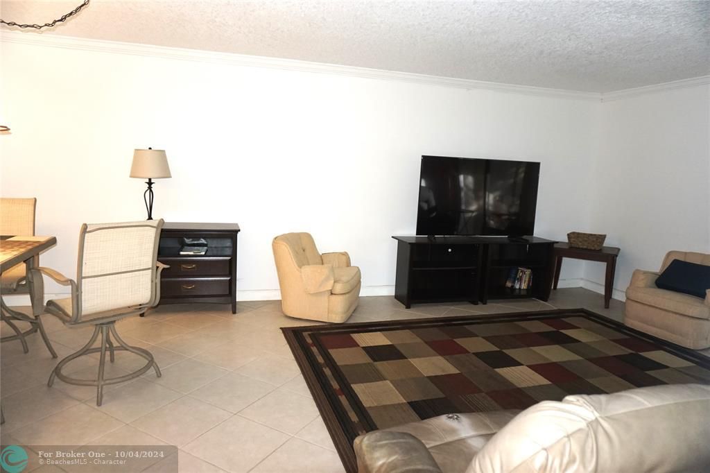 For Rent: $2,500 (2 beds, 2 baths, 957 Square Feet)