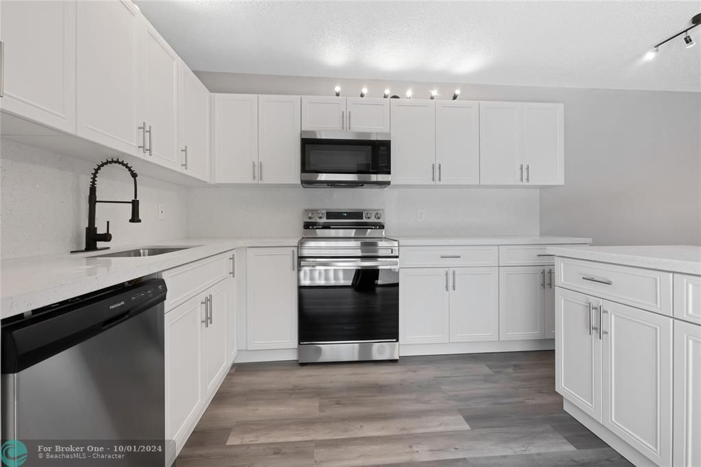 For Sale: $345,900 (3 beds, 2 baths, 1550 Square Feet)