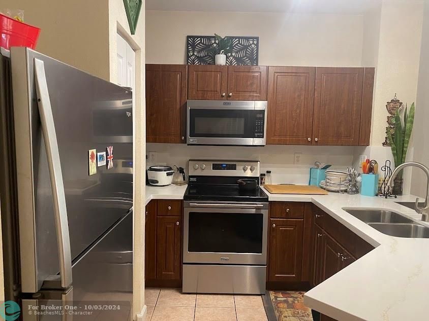 For Rent: $2,700 (2 beds, 2 baths, 1356 Square Feet)