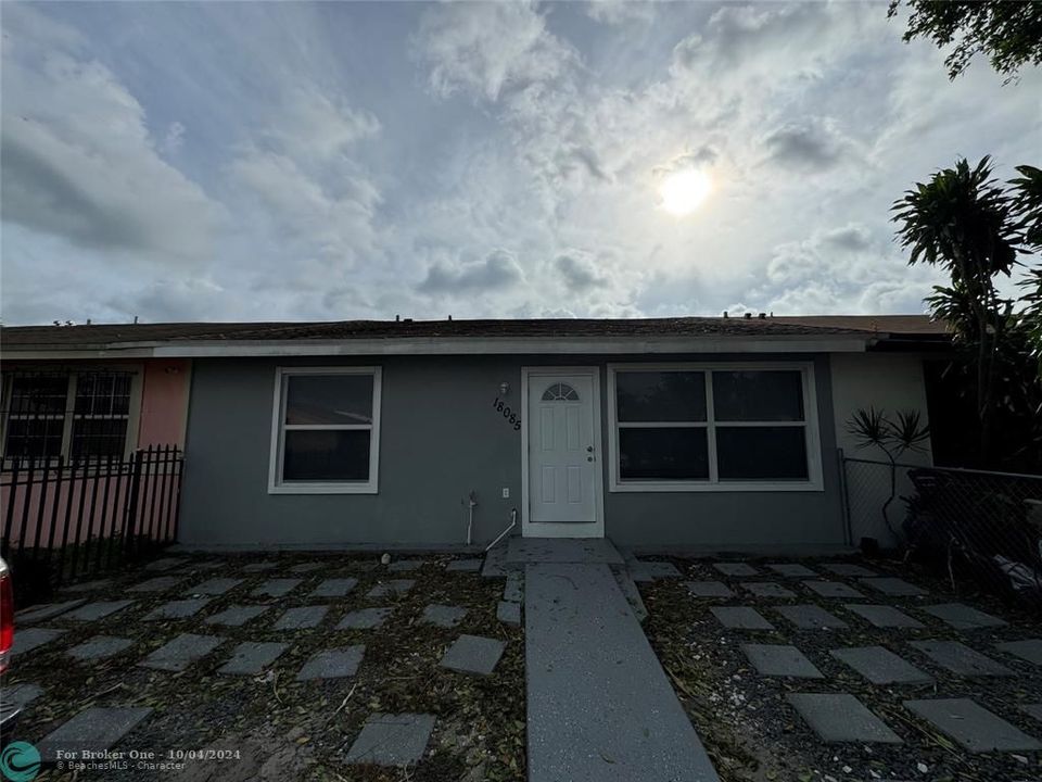 For Rent: $2,800 (3 beds, 2 baths, 910 Square Feet)