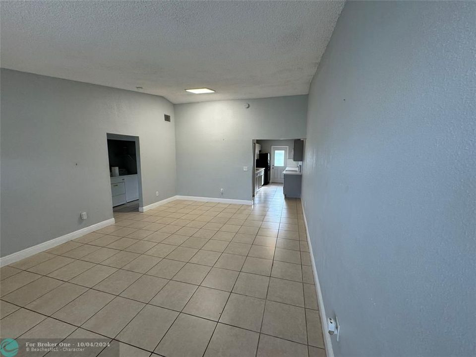 For Rent: $2,800 (3 beds, 2 baths, 910 Square Feet)