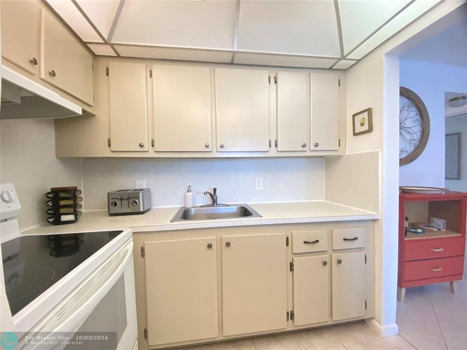 For Sale: $134,500 (1 beds, 1 baths, 700 Square Feet)