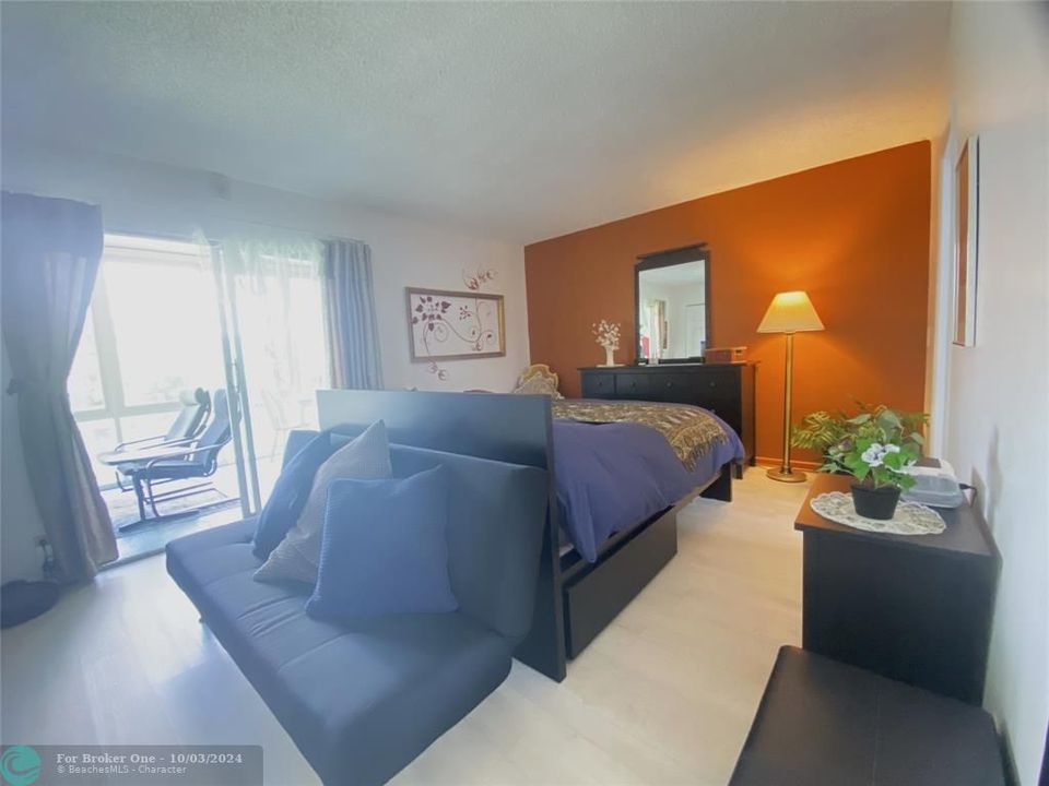 For Sale: $160,000 (1 beds, 1 baths, 719 Square Feet)