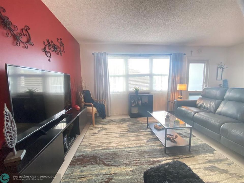 For Sale: $160,000 (1 beds, 1 baths, 719 Square Feet)