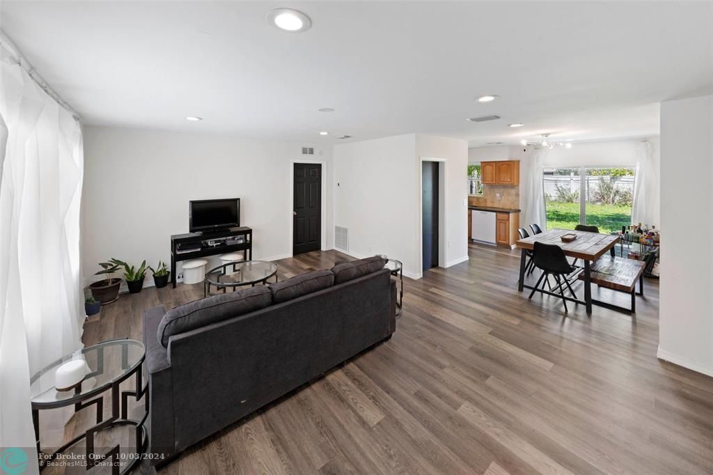 For Sale: $425,000 (3 beds, 2 baths, 1316 Square Feet)