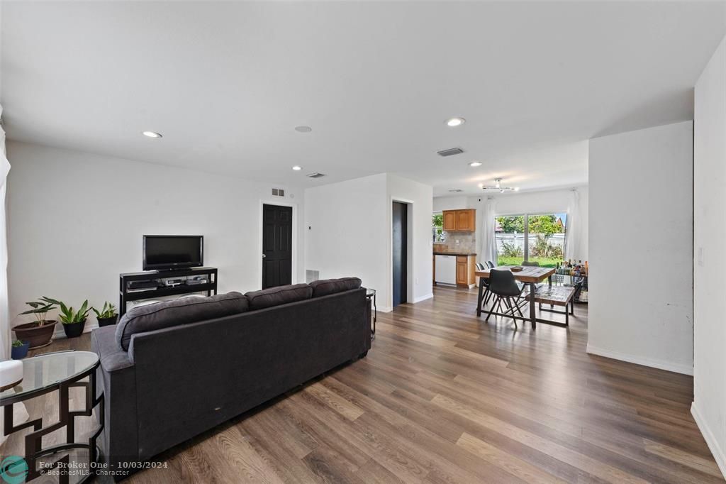 For Sale: $425,000 (3 beds, 2 baths, 1316 Square Feet)