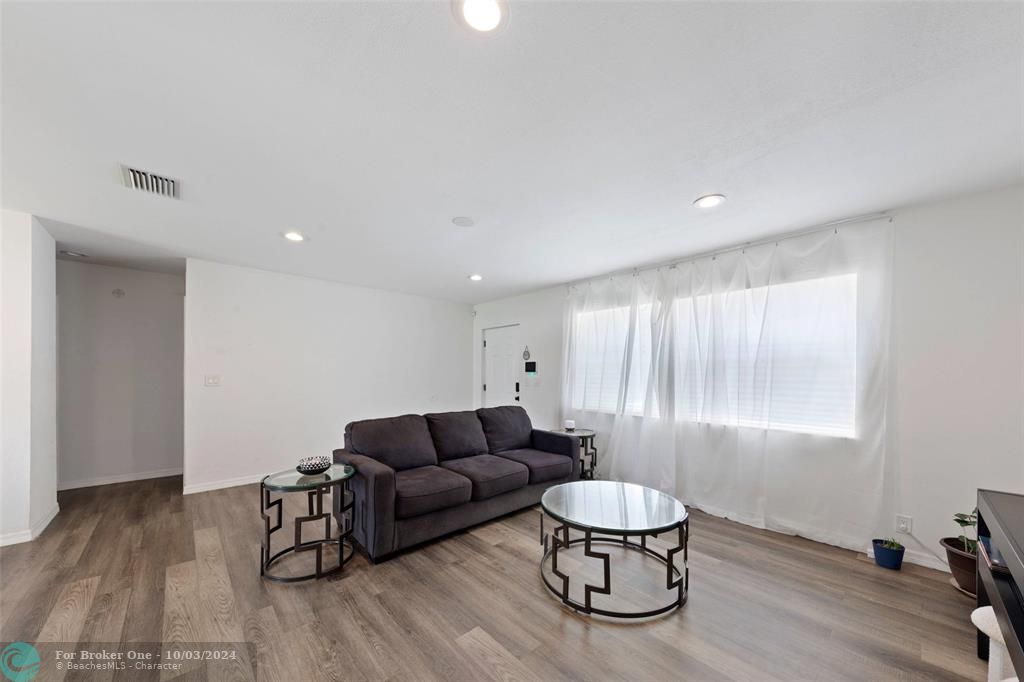 For Sale: $425,000 (3 beds, 2 baths, 1316 Square Feet)