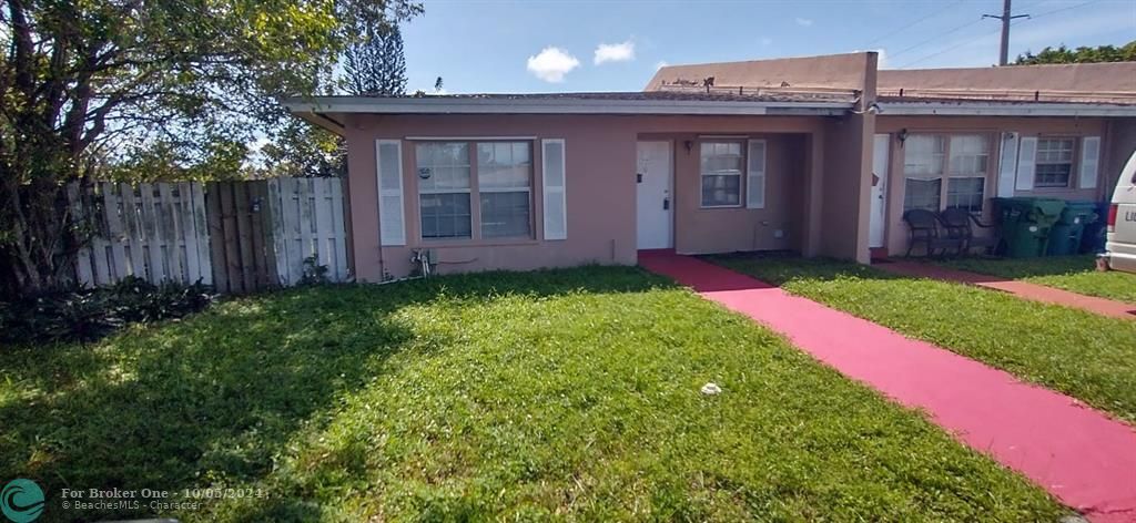 For Rent: $2,800 (3 beds, 2 baths, 1300 Square Feet)