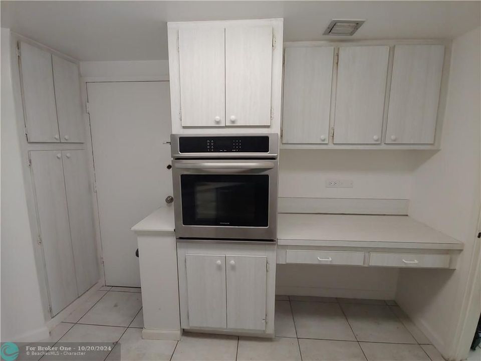 For Rent: $3,000 (2 beds, 2 baths, 990 Square Feet)