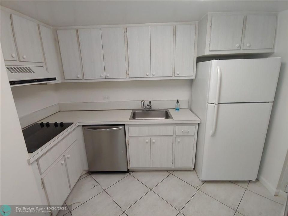 For Rent: $3,000 (2 beds, 2 baths, 990 Square Feet)